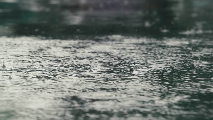 下雨的路面-雨滴涟漪
