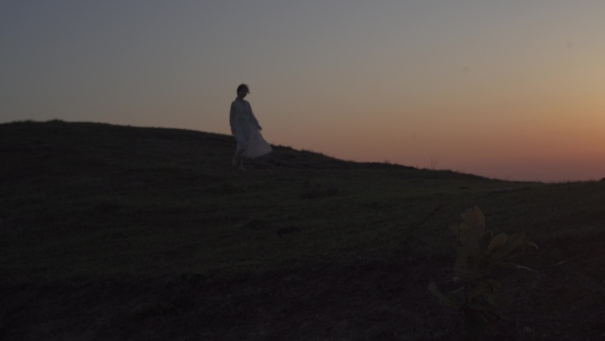 夕阳下的女生剪影