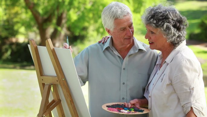 一对老夫妇在公园画画特写
