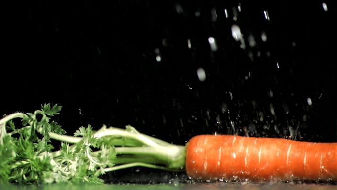 一根胡萝卜被水打湿特写