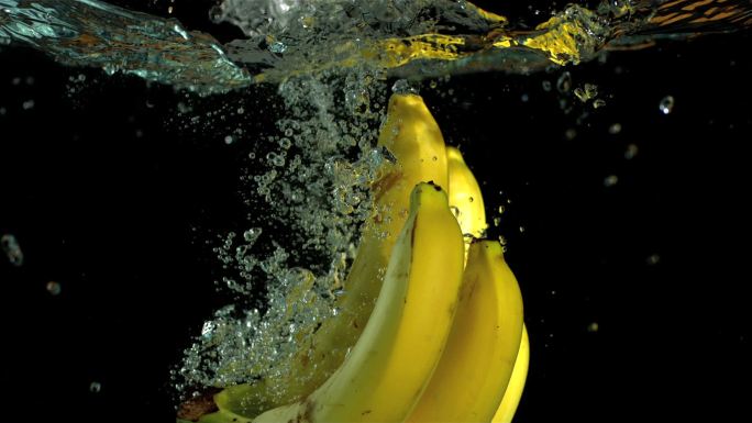 掉入水中的香蕉特写