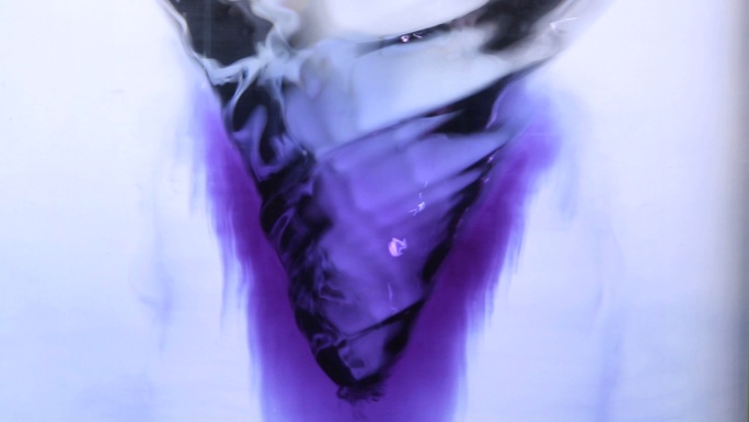 紫色墨水旋转着进入水漩涡动画特效
