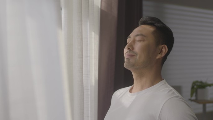 男士清晨起床呼吸新鲜空气