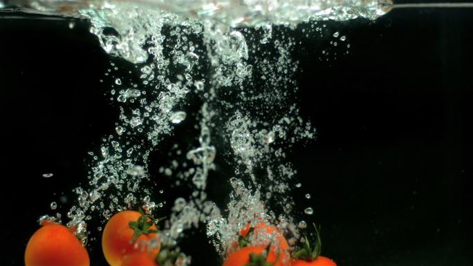 落入水中的西红柿特写