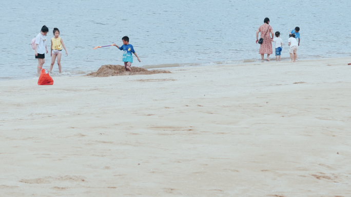 4k 沙滩玩耍的人们 亲子互动 海边城市