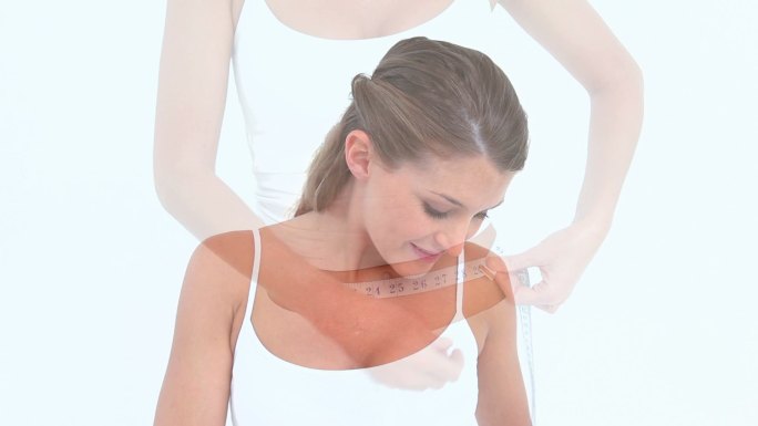 女人穿着运动服在白色背景下量腰围特写