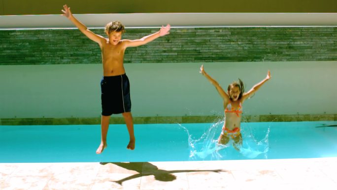 兄弟姐妹一起在游泳池里以每秒250帧的慢镜头跳跃
