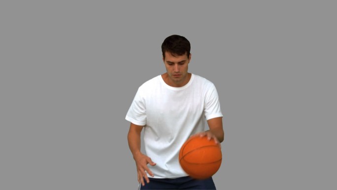 一个男人在镜头前打篮球特写