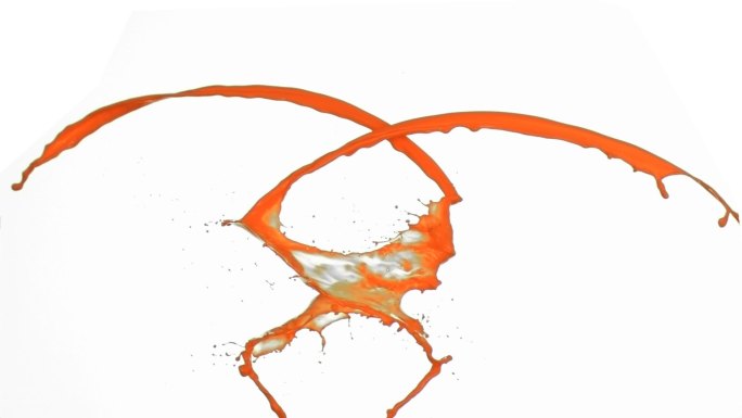 两个橙子喷雾在超级慢动作混合在白色的背景