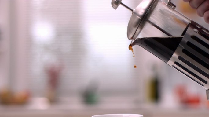 咖啡师傅将咖啡倒入杯子的慢动作