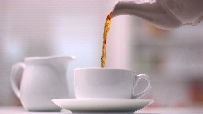 慢动作的茶壶倒茶咖啡茶水东方树叶红茶