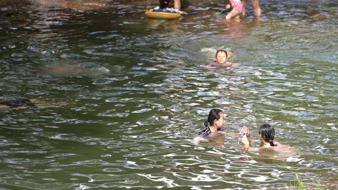 夏天孩子清澈小溪溪水玩水戏水洗澡老家童年
