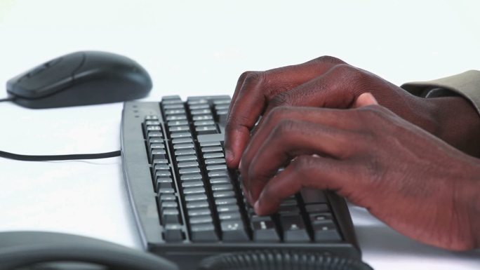 近距离观察一个黑人商人在键盘上打字