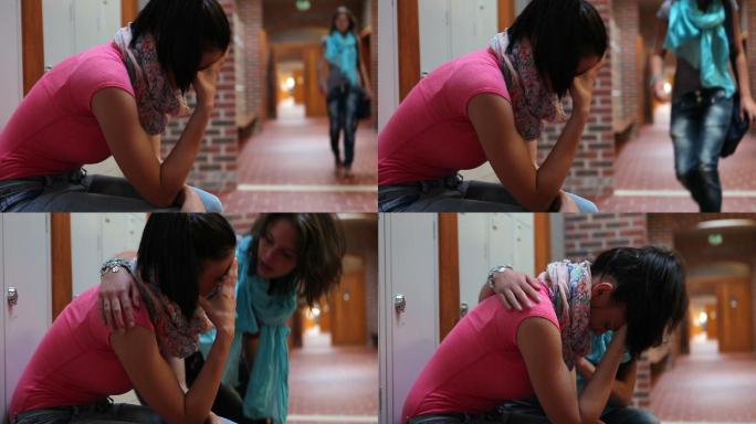 学生在校期间在走廊上哭泣，被朋友安慰