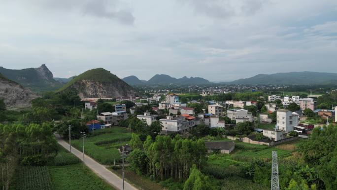 残缺不全 山 喀斯特地貌 乡村 航拍