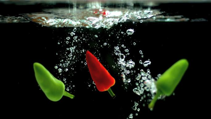 水中的红辣椒特写时令蔬菜有机蔬菜水溅清洗