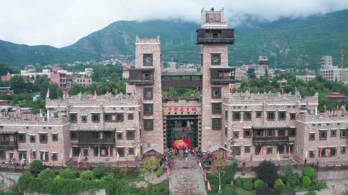 中国古羌城开城门 航拍建筑 民族文化