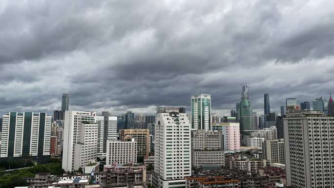 暴风雨来临前城市高楼大厦上乌云翻滚