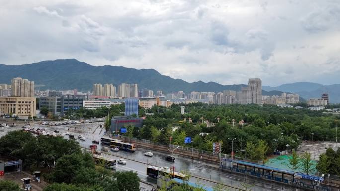 城市 大雨来袭 延时 山景 交通 车流