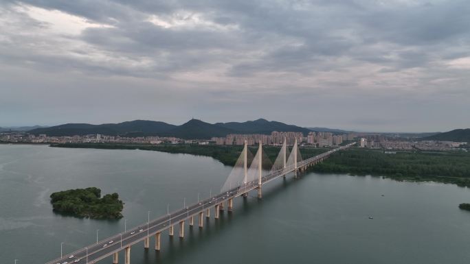 航拍襄阳汉江月亮湾湿地公园城市自然风光