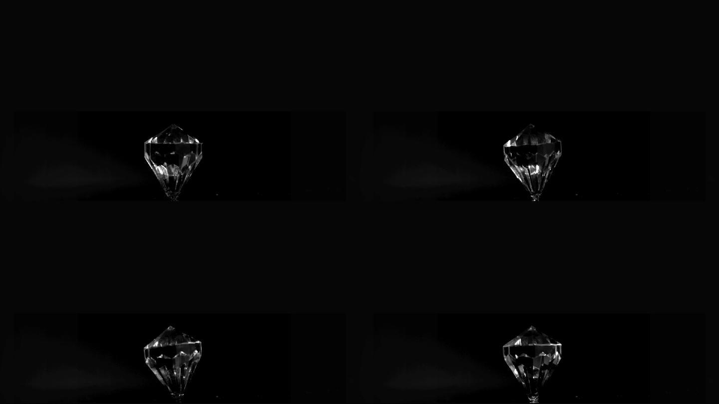 美丽的水晶石在超级慢动作转向对黑色背景