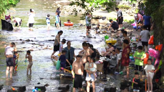 炎热夏天清澈小溪溪水大人孩子玩水戏水素材