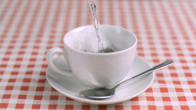 水以超慢的动作倒在厨房的茶包上