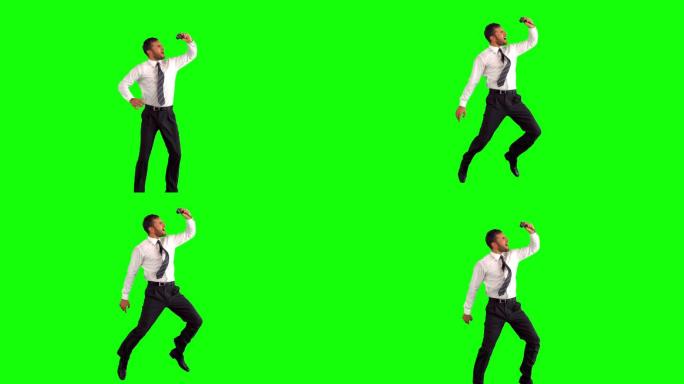 绿色背景下男人跳起来欢呼特写