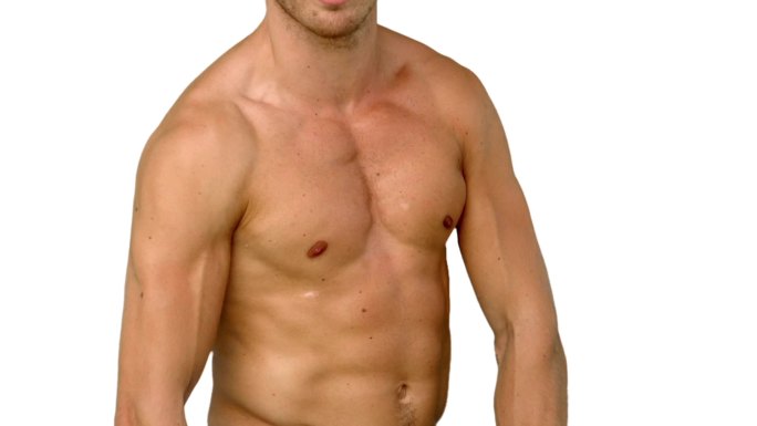 男人在白色背景下展示肌肉特写