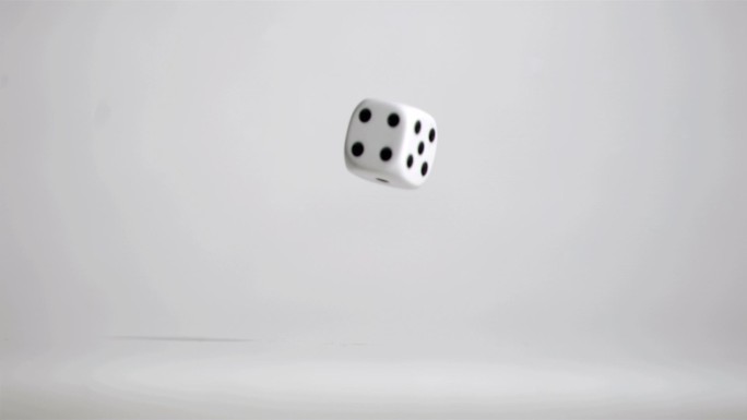 一颗白色的骰子掉落转动特写