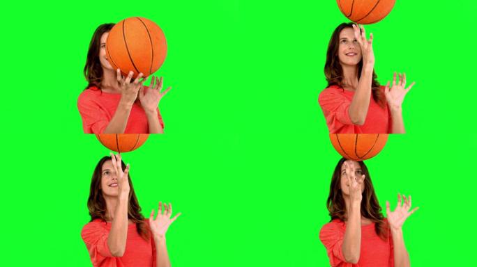 女人在绿色背景下打篮球特写
