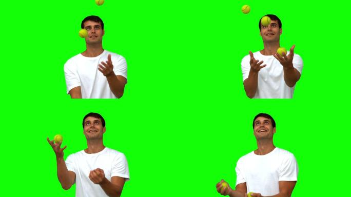 绿色背景下男人抛起网球特写
