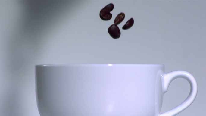 咖啡豆落入杯子里特写