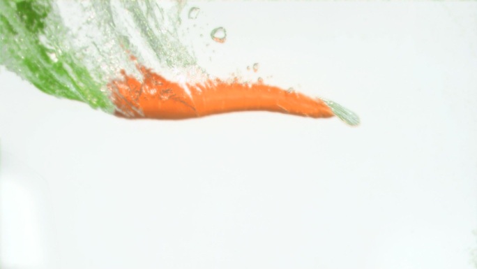 掉入水中的胡萝卜特写