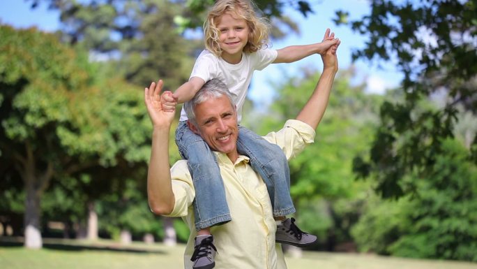 一个男人和他的儿子在公园里玩