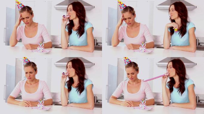 在她30岁生日那天，一个女人在家厨房里让她心烦意乱的朋友开心起来