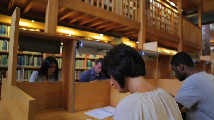 学生们在图书馆里学习特写