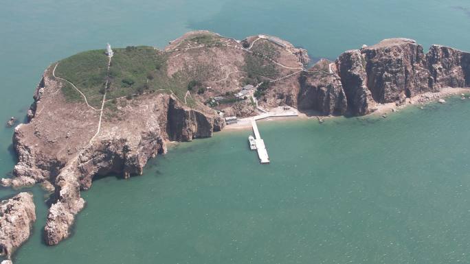 航拍夏季正午阳光下的海驴岛