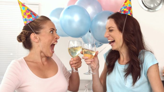 两个女人一起庆祝生日特写