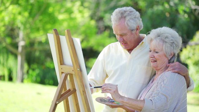 退休夫妇一起在外面画画