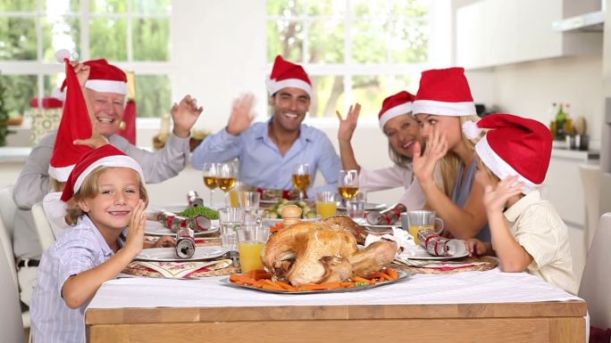 圣诞节一家人一起吃饭特写