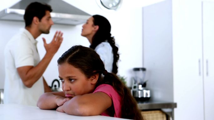 当父母在厨房里吵架时，小女孩感到很伤心