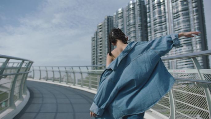 年轻时尚活力女孩潮酷户外运动潮流天桥户外