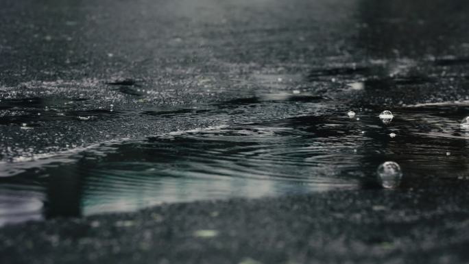 下雨的路面汽车行驶-路面积水水花