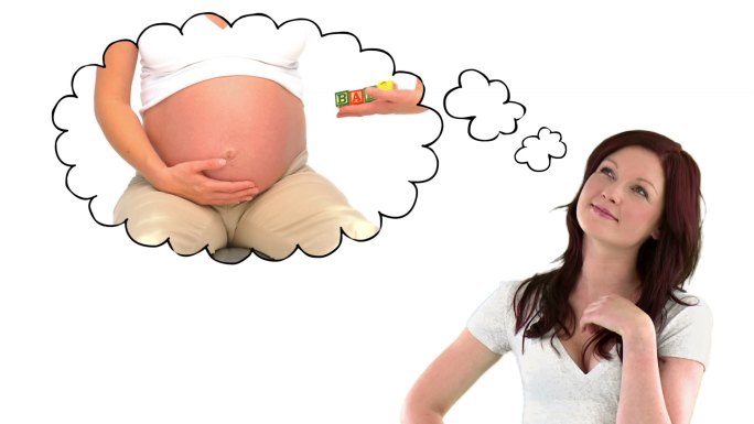 年轻女子考虑怀孕的思想泡沫在白色的背景
