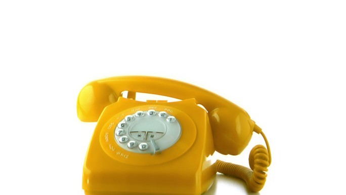 黄色电话的听筒器掉落在电话上特写