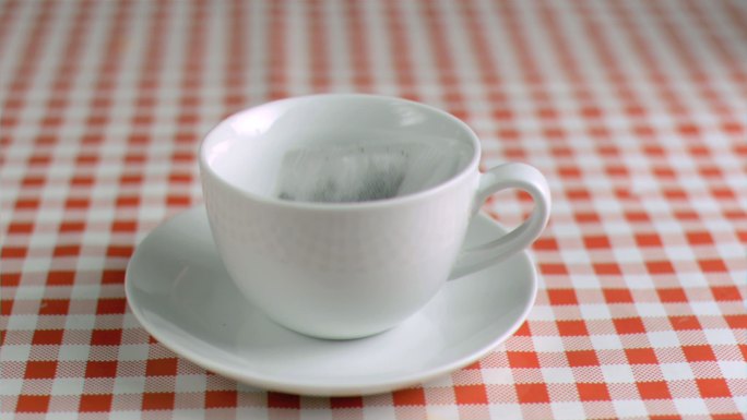 茶包掉落在厨房的杯子里特写