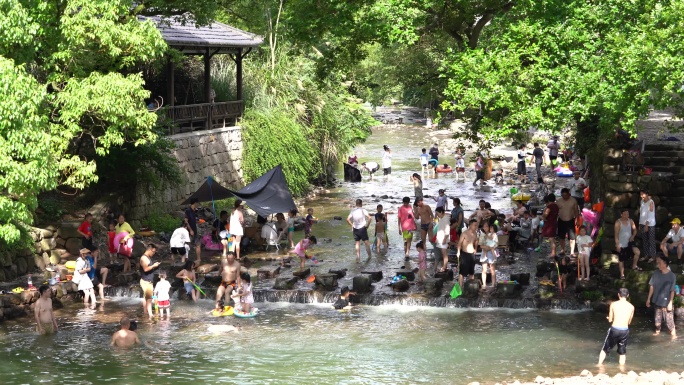 炎热夏天乡村小溪清澈溪水孩子大人玩水戏水
