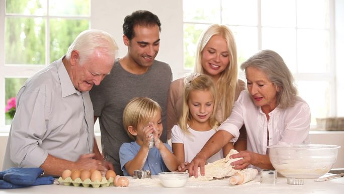 孩子们在家人的注视下享受烘焙的乐趣