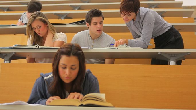 学生们在教室里认真学习特写